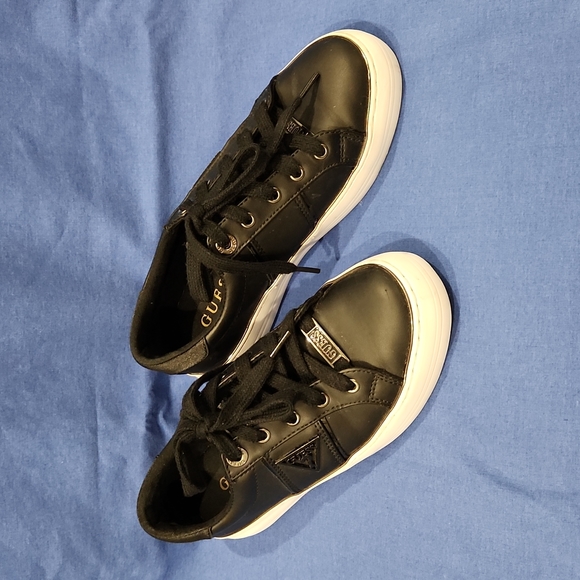 Women's Guess - Picture 2 of 4